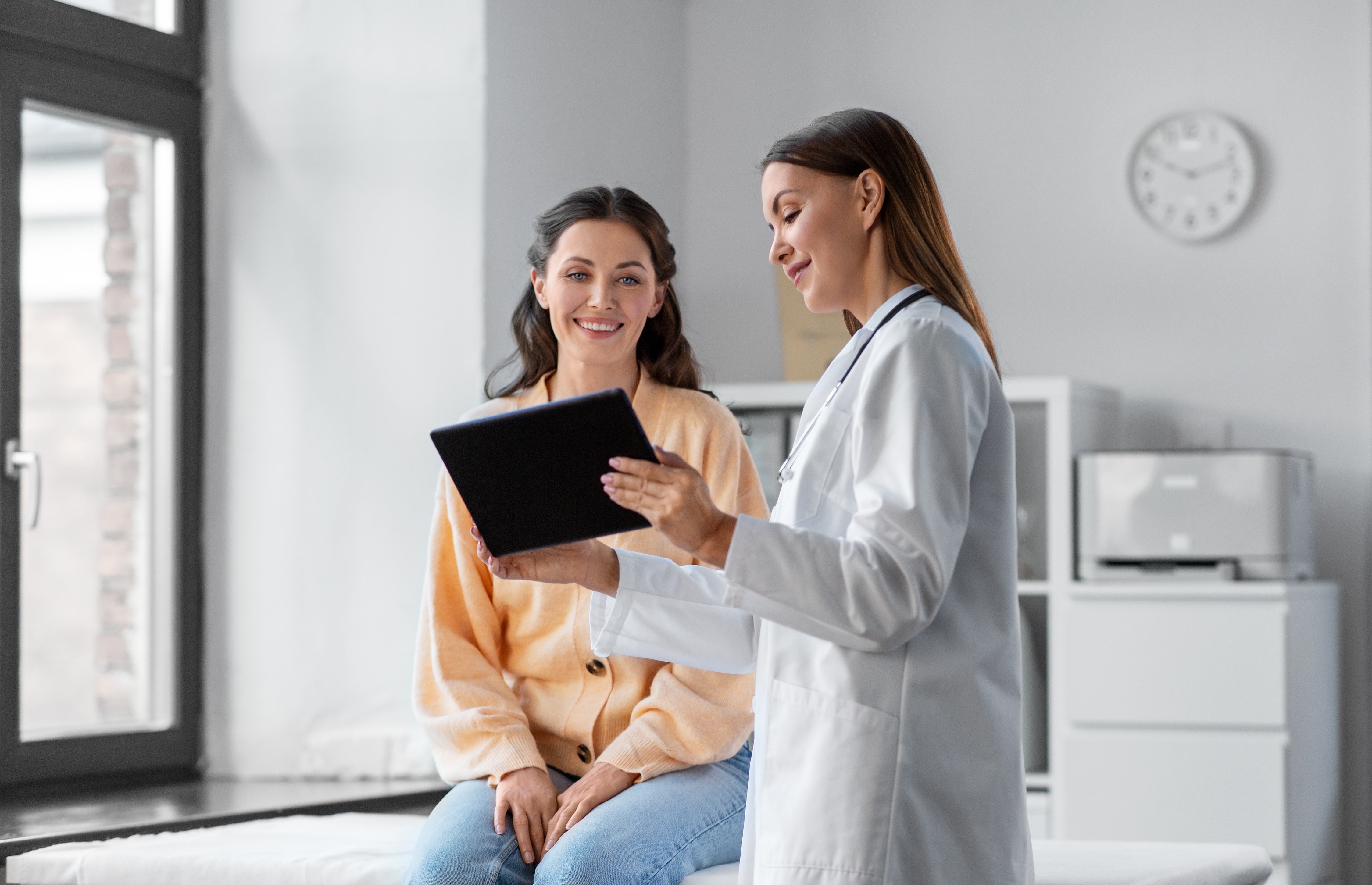 Doctor consulting with a patient in a modern clinic, illustrating effective marketing for healthcare professionals to enhance patient engagement and trust.